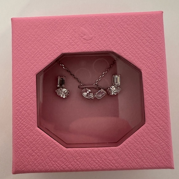 Swarovski necklace and earrings set - Picture 6 of 6